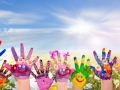 HÃ¤nde spielender Kinder vor Blumenwiese